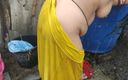 Anit studio: Hintli evli kadın dışarıda banyo yapıyor ve seksi çıplak banyo yapıyor