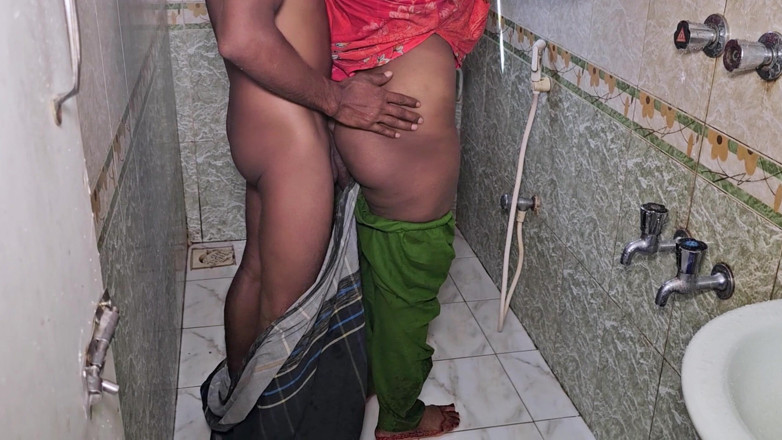 Hot girls video: Desi Bhabhi z Indies obsloužila nektar její kundičky