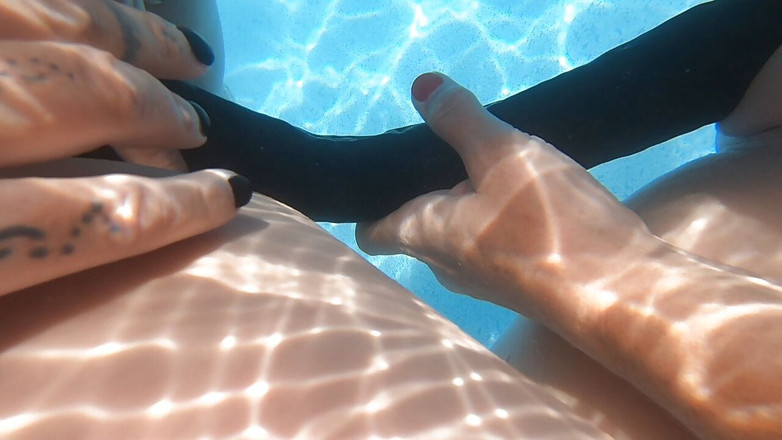 Cheyenne Rose 80: Camilla dan Cheyenne Play dengan dildo akhir berganda di kolam