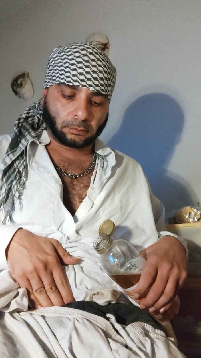 SmokedAlloy2: Грязный джанкбро, одетый в афганскую одежду, писающий в носки и пьющий