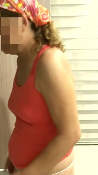 継母がセックスの準備をしている様子を撮影し、彼女は私の硬くなったペニスに驚きの表情で見つめていました。