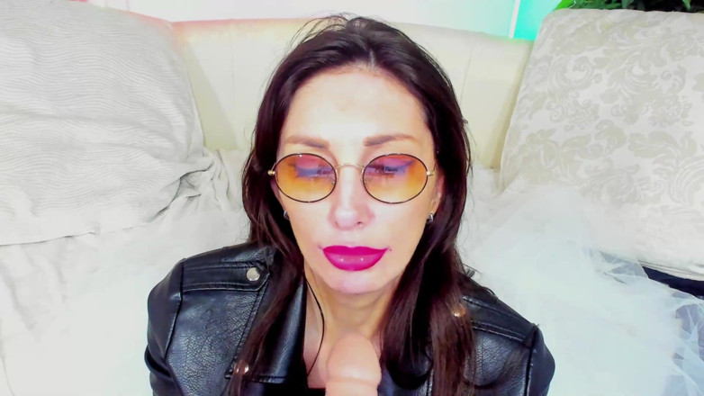 LizaVirgin: Sexy milfka kouří v brýlích