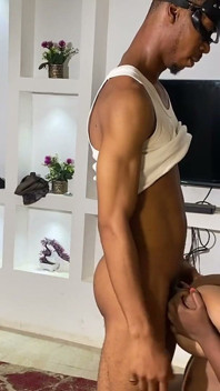 Peituda mamãe convida garoto de foda quando o marido está ausente