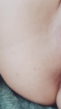 내 마누라 물 관장하고 그녀의 쪼이는 애널에 애널 구슬을 가지고 노는 마누라, 정말 젖어