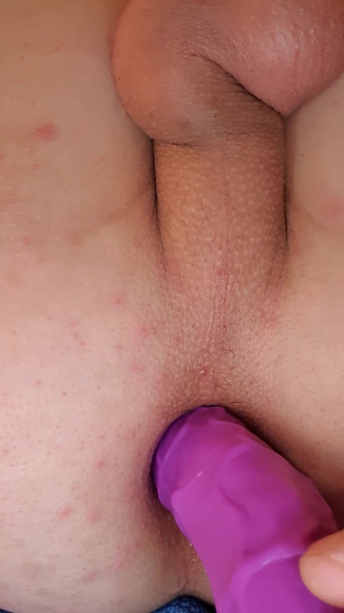 Timmyboy: Abrió su culo con un consolador morado y puso su...