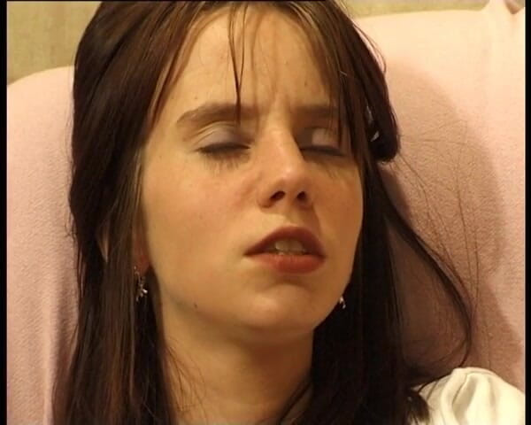 YOUR FIRST PORN: Studenta Maria își masturbează ambele găuri