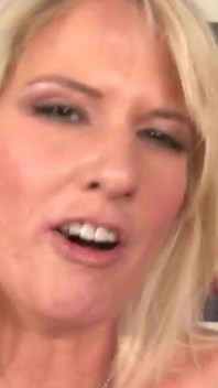 Міжрасове відео з мілфою Бріджитт Лі з двома провокаційними цицьками, які несамовито трахаються, щоб насолоджуватися великим чорним членом