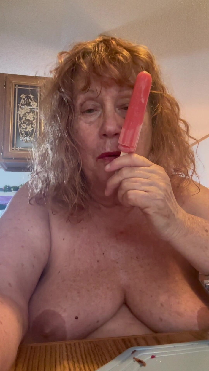 Big Ass 4 U: Îmi testez abilitățile de supt pula pe Popsicle