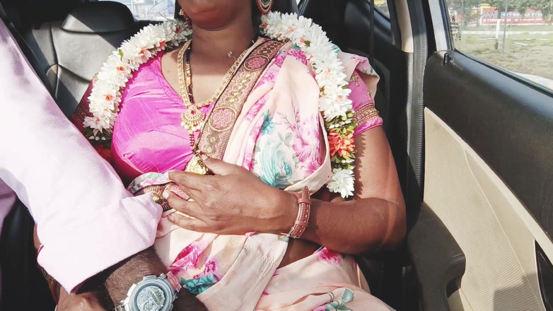 Telugu honey lips: Une tatie en soie se fait baiser dans une voiture,...