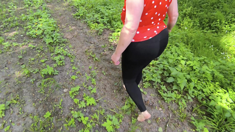 Bouncy Tits Action: Naken promenader och slår hennes bröst