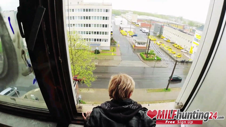 MILF Hunter 24: Der MILF-jäger entbeint eine dünne MILF in einem verlassenen bürogebäude