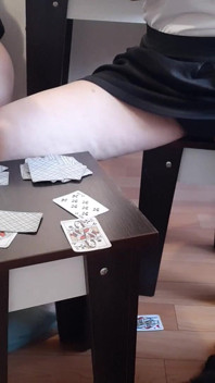 Un juego de cartas terminó en un trío lésbico casero