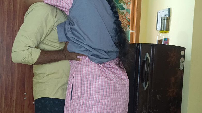 Ilakkiya: Studentin mit uniform