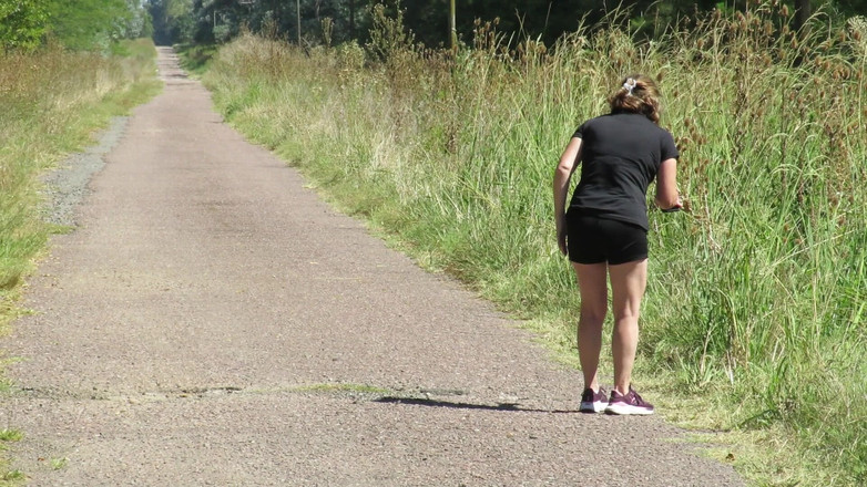 Milfcamsex: Patricia membuka pakaian di bawah matahari musim panas