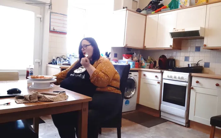 SSBBWLadyBrads: BBW SSBBW eating scene fanfiction pig in an apron