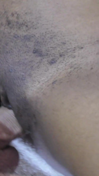 Zierliche schwarze muschi von großem weißem schwanz vollgespritzt