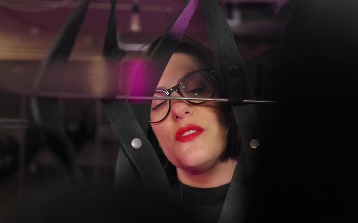 Countess diamond: Cuașcă cu strapon din piele - izolare totală fără greutate