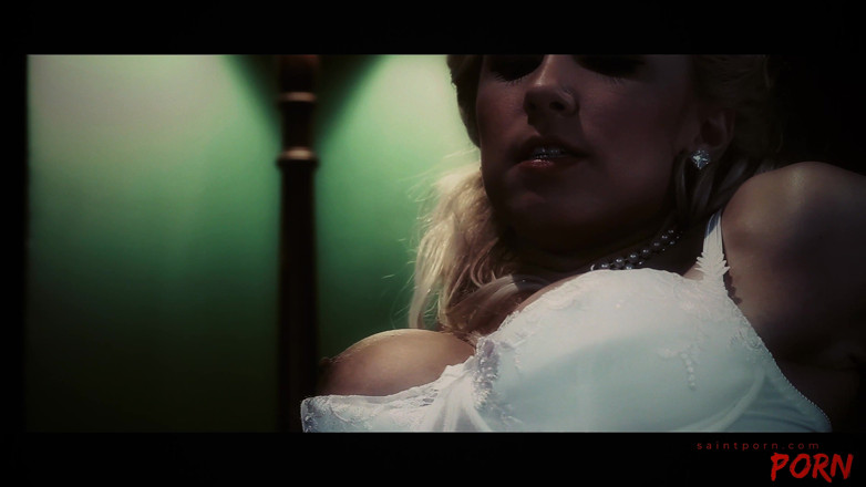 SaintPorn: Karlie Simon은 과거의 모습과 같은 드레스를 입습니다.