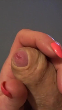 Un prépuce joue profondément avec une bite molle