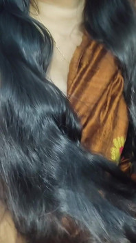 Heißer indischer bhabhi-sex mit ihrer alten college-freundin und gibt ihm tollen blowjob.