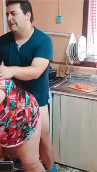 Làm tình trong nhà bếp khi mẹ kế mở tủ lạnh