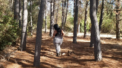 Riderqueen: Un gran culo che cammina nella foresta