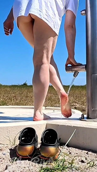 Mój odważny, bez majtek spacer na plażę i z powrotem - każdy krok sprawia, że czuję się narażona