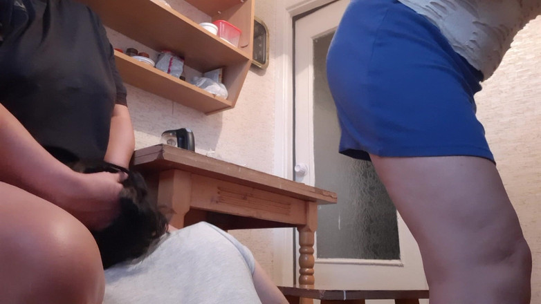 Lesbian-illusion: Podczas gdy nasza gospodyni myła naczynia, moja dziewczyna ryzykownie lizała...