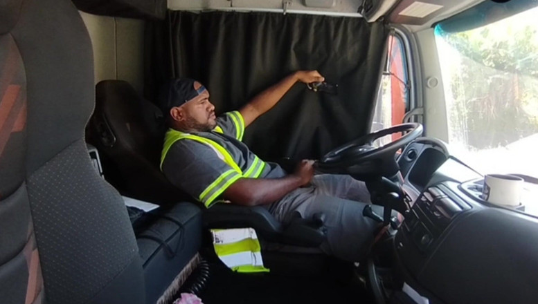 TheBlacKHunterr: Öğle yemeği vakti kamyonun içinde mastürbasyon yaptım