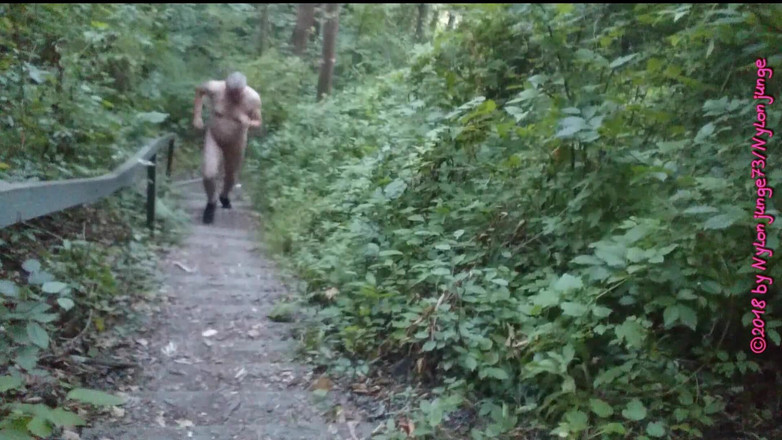 Carmen_Nylonjunge: Nudist trappor på skogsbergen, utomhus kul