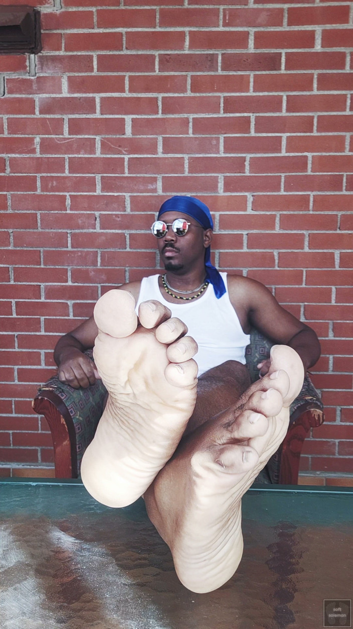 Soft Soleman: Mouvement Des Plantes De Pieds Masculines Et Lisses (2026)