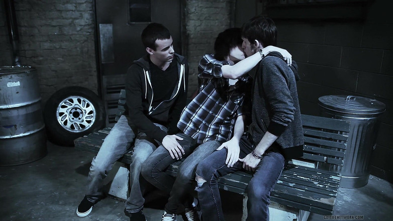 Twinklight: Korkmuş oğlan kuşatıldı