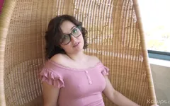 Adolescente nerd caliente se toma un descanso de la tarea con la gran polla de su padrastro