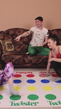 Um strip twister com duas morenas lindas e um sortudo