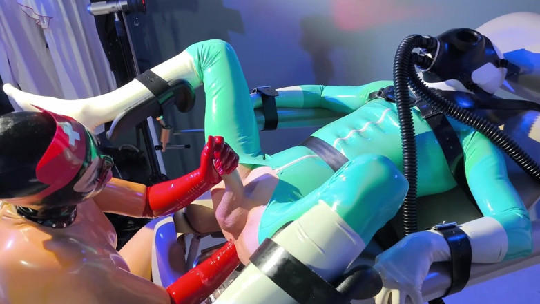 Madame Moira Dominatrix: ダンジョンの婦人科医用椅子でガスマスクを突きつけられて拳を突かれている
