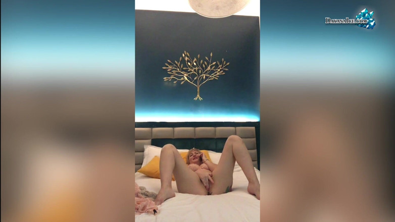 Dayana Ice: Leidenschaftliche milf streichelt feuchte muschi vor der kamera