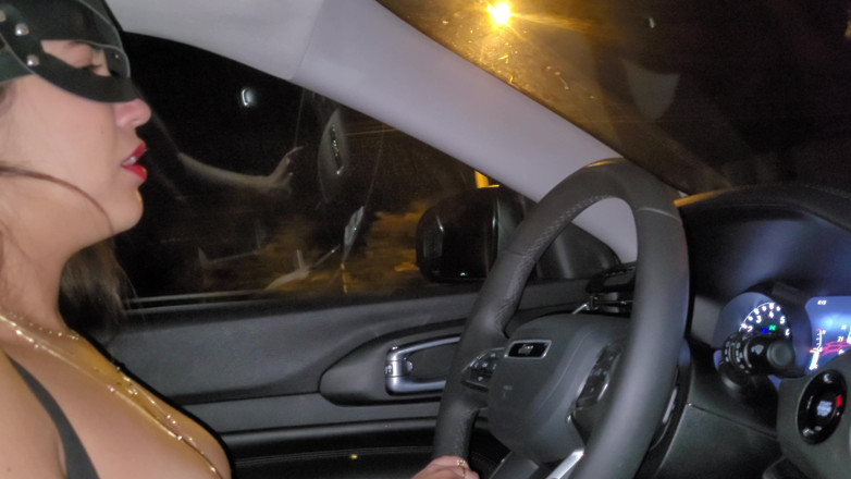 Strimermodel: Powerful Sneeze Shots Behind the Wheel
