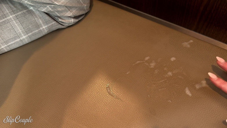 SlipCouple: La Ragazza Arrapata Gioca Con Il Cazzo Nel Ristorante Fast...