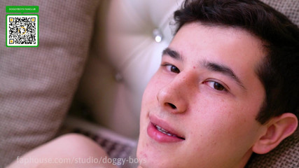 Doggy boys: Fabio Valente zkoumá svůj zadek Twink