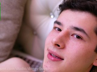 Doggy boys: ファビオ・ヴァレンテは彼のイケメンのお尻を探る