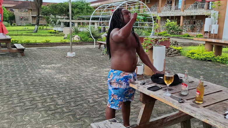 BMCs: Tinh trùng trôi nổi trong hồ bơi, làm tình mạnh...