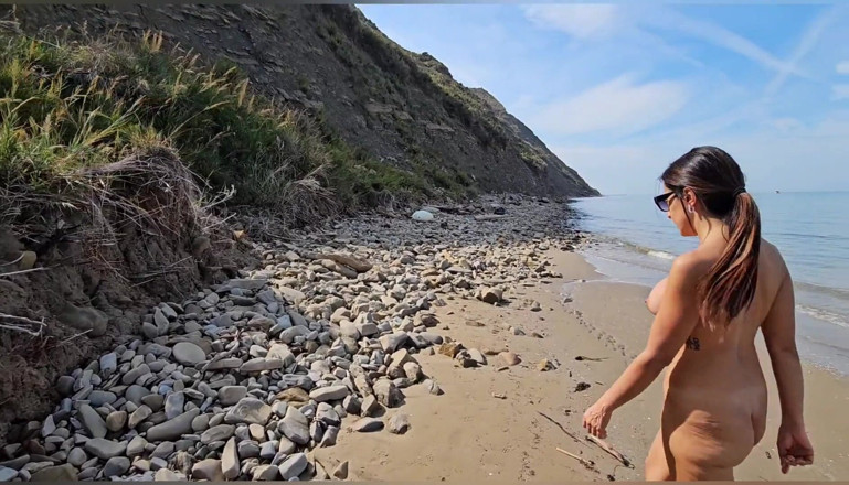 Ferrero anal experience: Follada por una enorme polla en una playa nudista italiana...