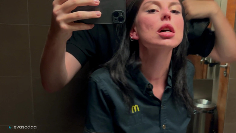 Eva Soda: Seks berisiko di tandas, mengongkek pekerja Mcdonald's atas fanta tumpahan!