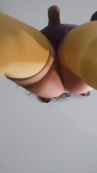 Vue sur le sol dans ma robe violette sexy, mes bas jaunes et ma culotte violette