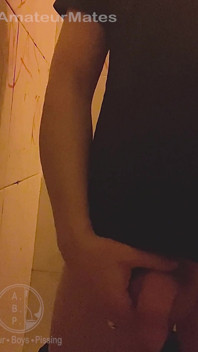 Ragazzo etero amatoriale liscio viene beccato e filmato nei bagni del club