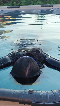Schwimmen und halten meinen atem in sehr kaltem wasser