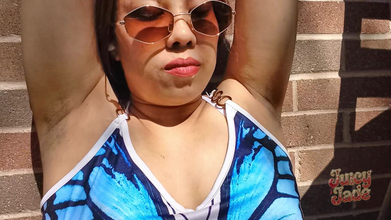 JasmineJade: 暑い夏の日に汗だくの皮を披露する。話さずに脇の下を見せつけるだけ