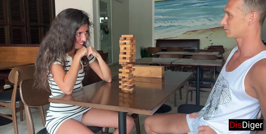 Dis Diger: ガールフレンドはジェンガゲームでアナルを失い、お尻で激しく犯されました