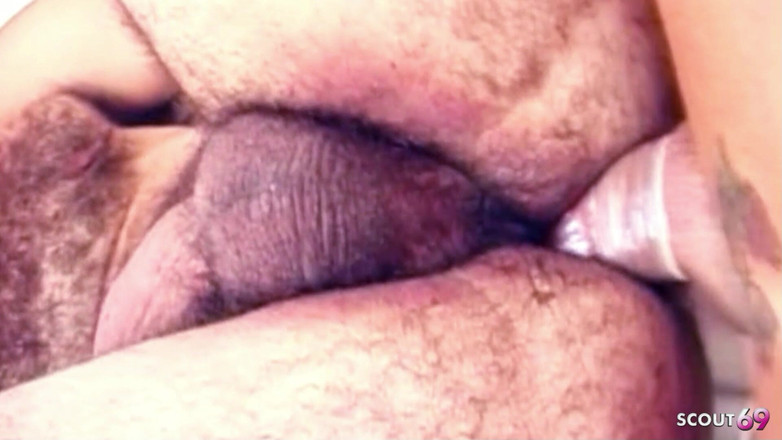 Shemale TS Collection: 非常毛茸茸的家伙在与热辣的大奶变性人三人行中被肛交