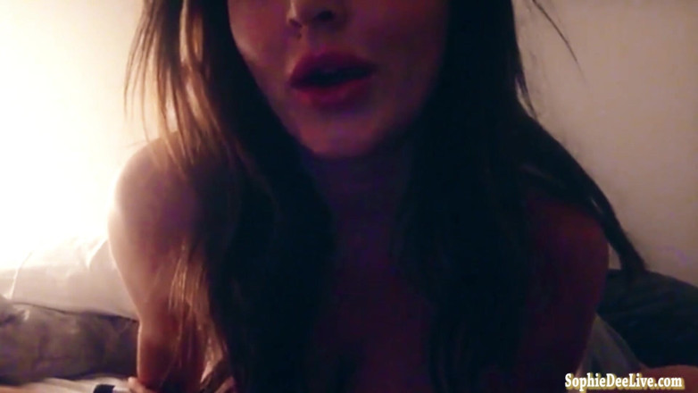 Sophie Dee: Milf Sophie Dee laat zien hoe ze graag masturbeert